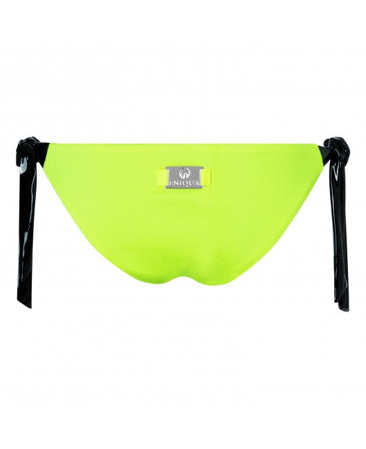 Neongelber Herrenbikini von Eniqua mit schwarzen Seitenbändern und einem silbernen Markenlabel in der vorderen Mitte, hergestellt in Italien für höchste Qualität.