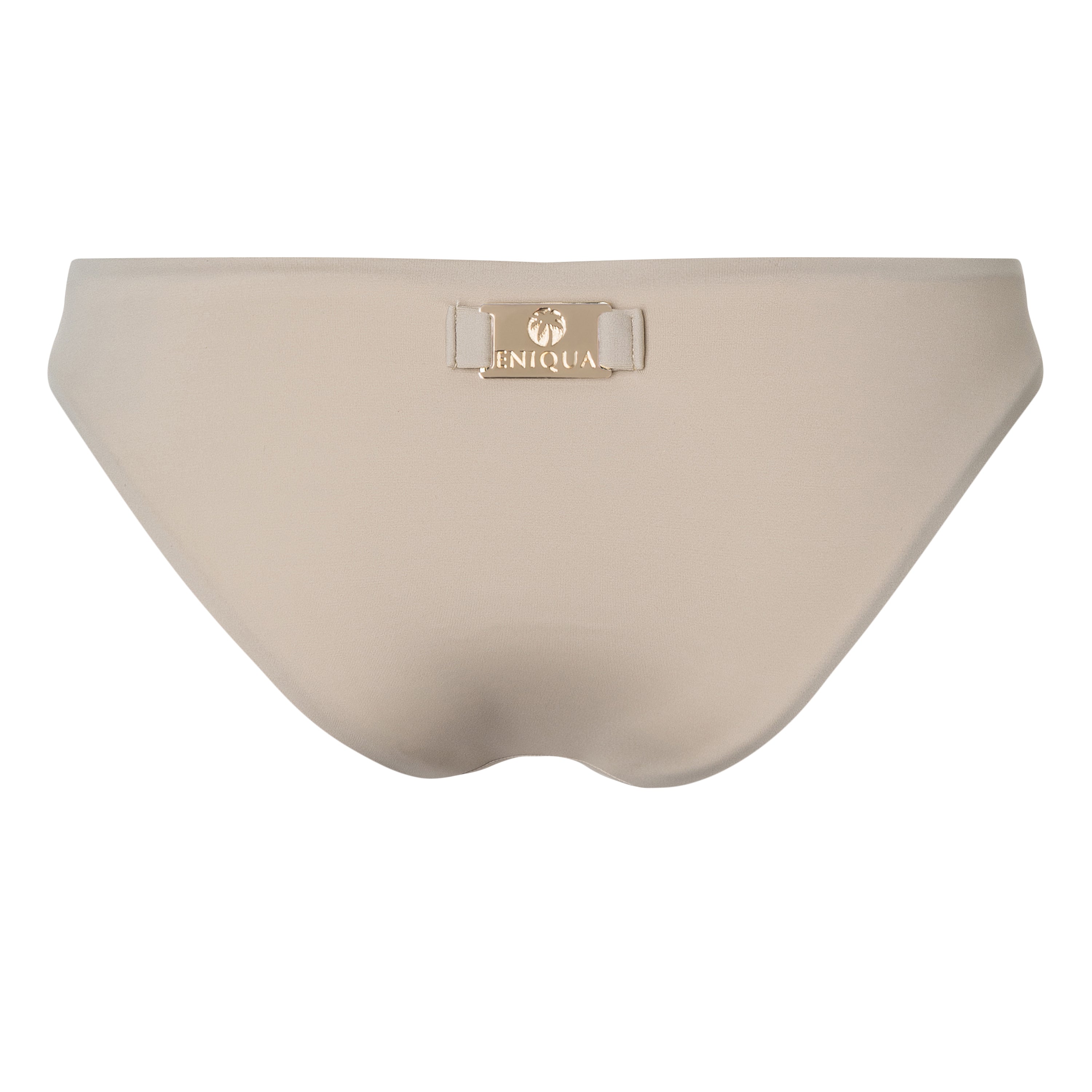 Beigefarbenes Bikini-Unterteil von Eniqua, hergestellt in Italien, mit einer kleinen goldenen Logoplatte und einem charmanten Schleifendetail am hinteren Bund.
