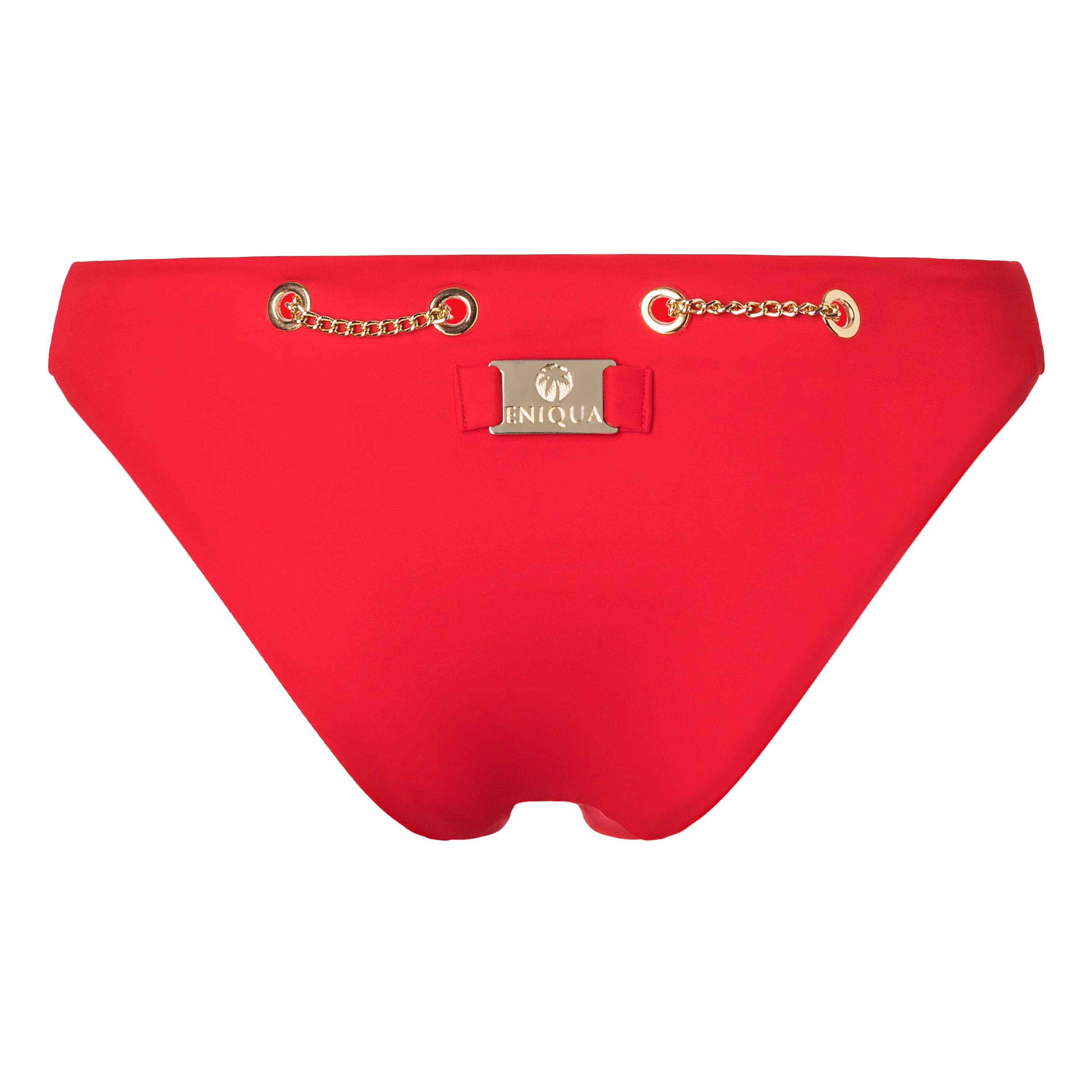 Der rote Triangel-Bikini von Eniqua hat goldene Ketten- und Ösendetails, eine kleine Schleife auf der Vorderseite, ein Metalllogo und wurde in Italien hergestellt.