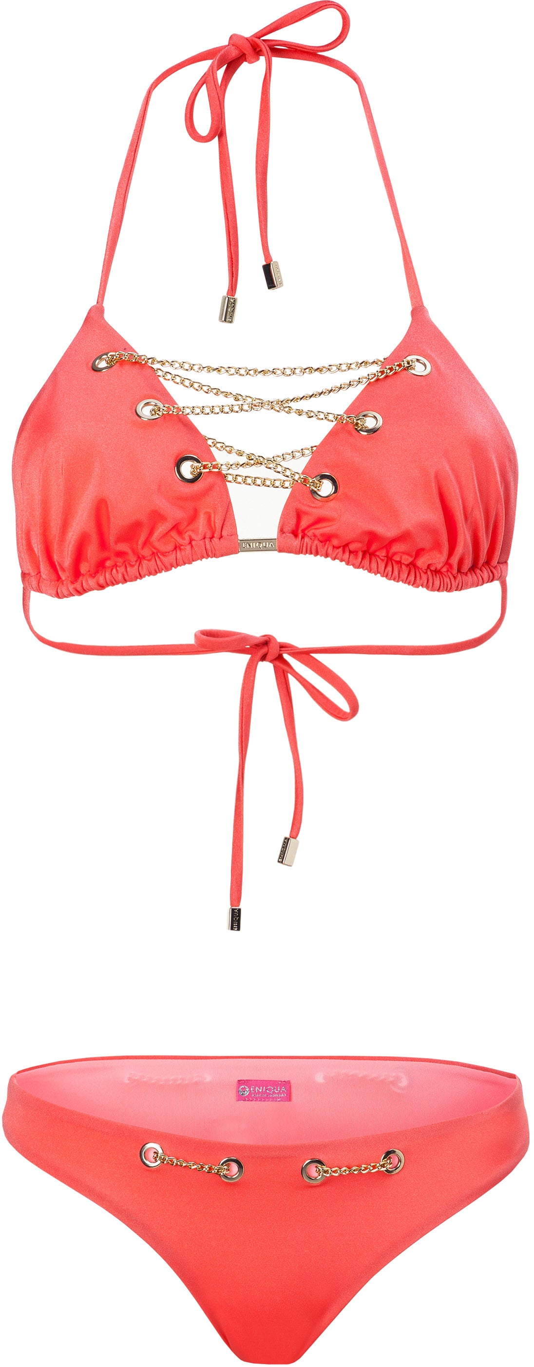 Der Eniqua Triangel-Bikini in leuchtendem Korallenrot verfügt über goldene Ketten- und Ösendetails an Ober- und Unterseite, herausnehmbare Pads für mehr Komfort und wurde in Italien hergestellt.