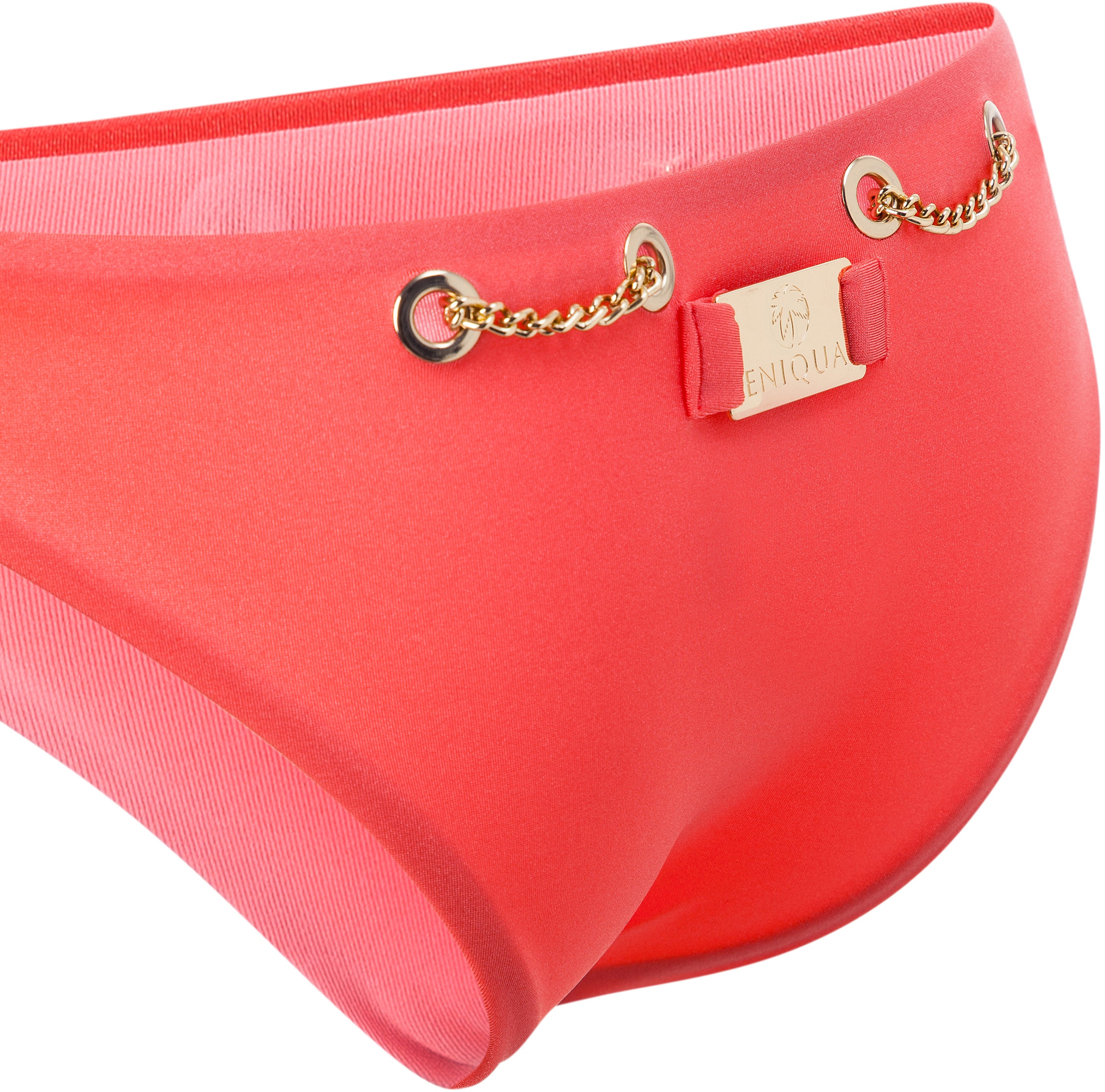 Rosa Dreiecks-Bikini-Unterteil von Eniqua mit goldener Kette und Metall-Akzenten, mit einer kleinen goldenen Logo-Platte auf der Vorderseite. Fachmännisch in Italien gefertigt für ein luxuriöses Finish.