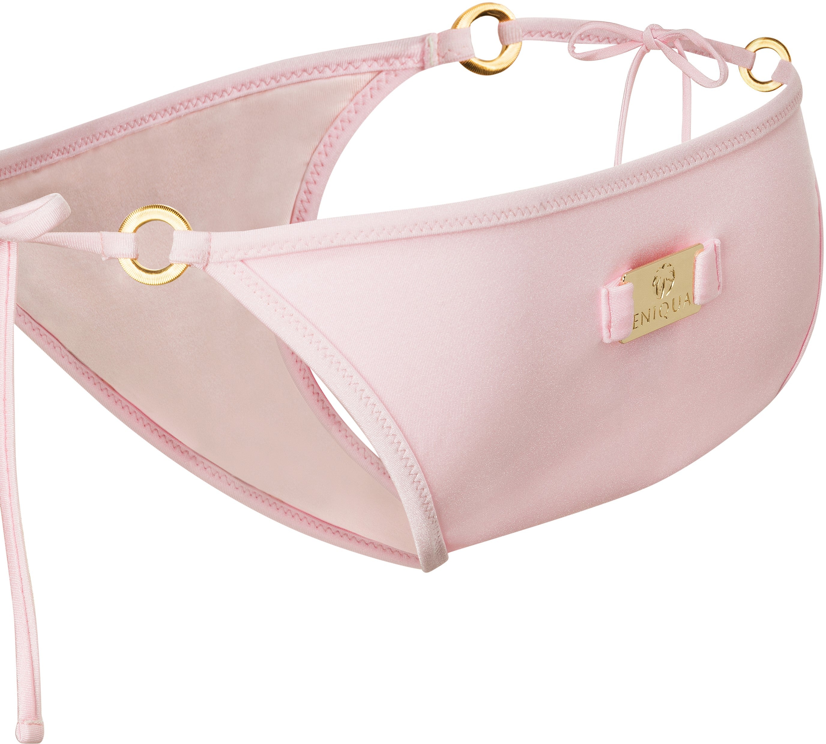 Rosa-goldener Bikini von Eniqua mit goldenen Ringen, einer goldenen Logoplatte und verstellbaren Seitenbändern. Dieser Twinkle Breeze Bikini wird in Italien hergestellt, was ihm zusätzliche Eleganz verleiht.